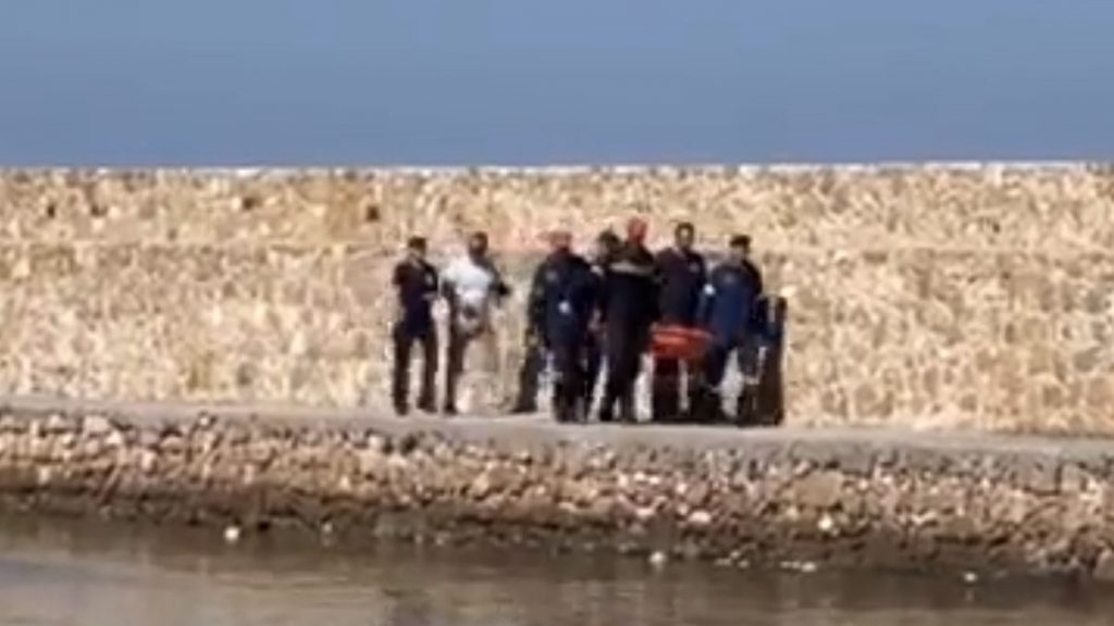 Χανιά: Γυναίκα έπεσε και τραυματίστηκε στον φάρο στο Ενετικό λιμάνι – Καρέ καρέ η επιχείρηση διάσωσης