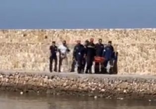 Χανιά: Γυναίκα έπεσε και τραυματίστηκε στον φάρο στο Ενετικό λιμάνι – Καρέ καρέ η επιχείρηση διάσωσης