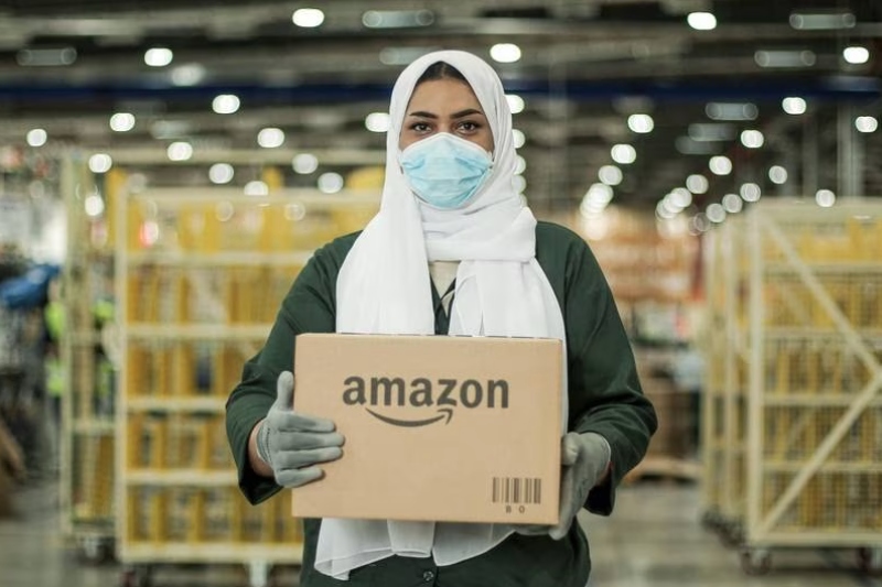 Στην πυρά η Amazon για άθλιες συνθήκες εργασίας – Δεκάδες εργαζόμενοι στην πείνα και τη μιζέρια