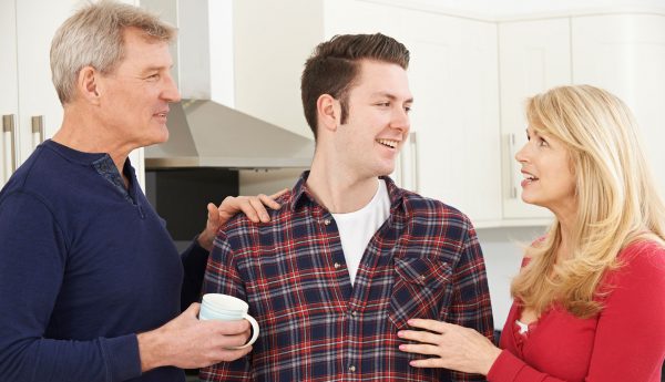 Παιδιά πλήρους απασχόλησης – Οι 20άρηδες που επιστρέφουν στο πατρικό γιατί δεν τους βγαίνουν τα χρήματα