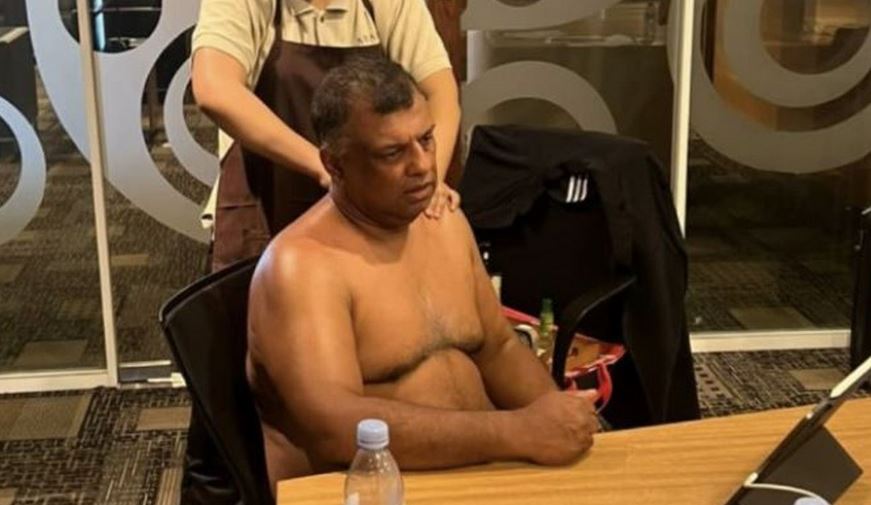 Σάλος με το αφεντικό της AirAsia – Ημίγυμνος, του κάνουν μασάζ κατά τη διάρκεια τηλεδιάσκεψης