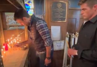 Στέφανος Κασσελάκης και Τάιλερ Μακμπέθ άναψαν κεράκι στον Άγιο Δημήτριο Αστόριας – Η αποκάλυψη για τον γάμο