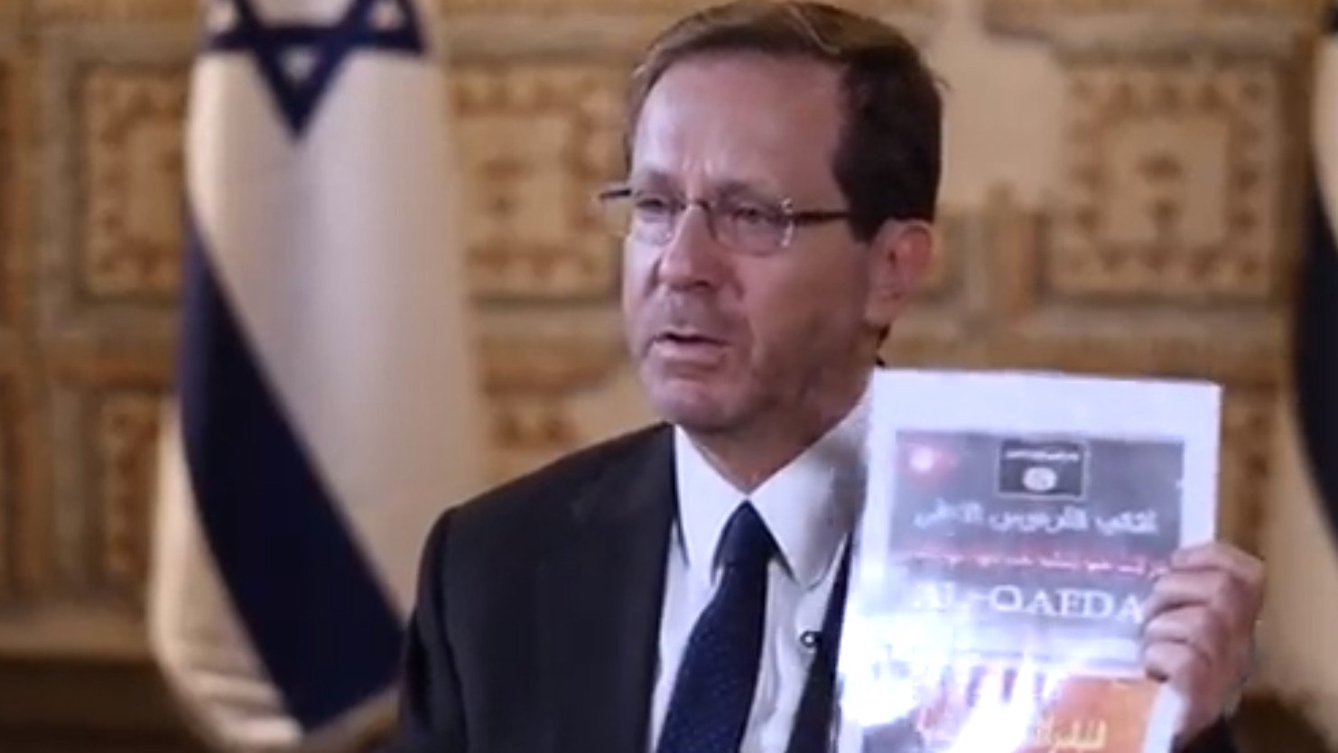 Πόλεμος Ισραήλ - Χαμάς: Ο Χέρτσογκ έδειξε βιογραφία βομβιστή σαν «εγχειρίδιο κατασκευής χημικού όπλου»
