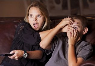 Οι έφηβοι «βαρέθηκαν» τις σκηνές σεξ στην τηλεόραση – Τι προτιμούν να βλέπουν