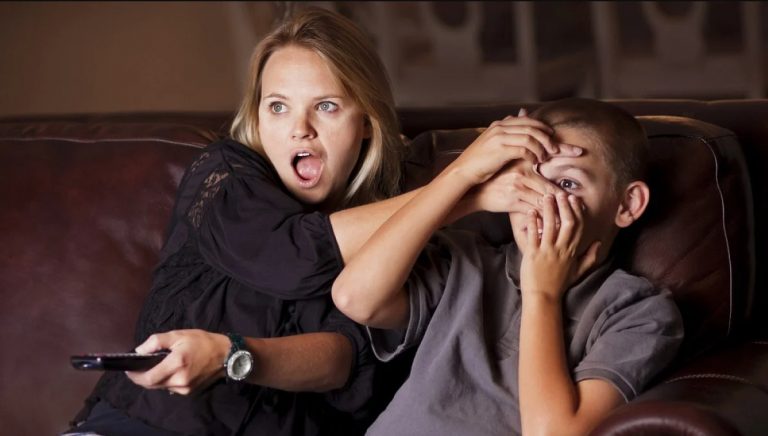 Οι έφηβοι «βαρέθηκαν» τις σκηνές σεξ στην τηλεόραση – Τι προτιμούν να βλέπουν