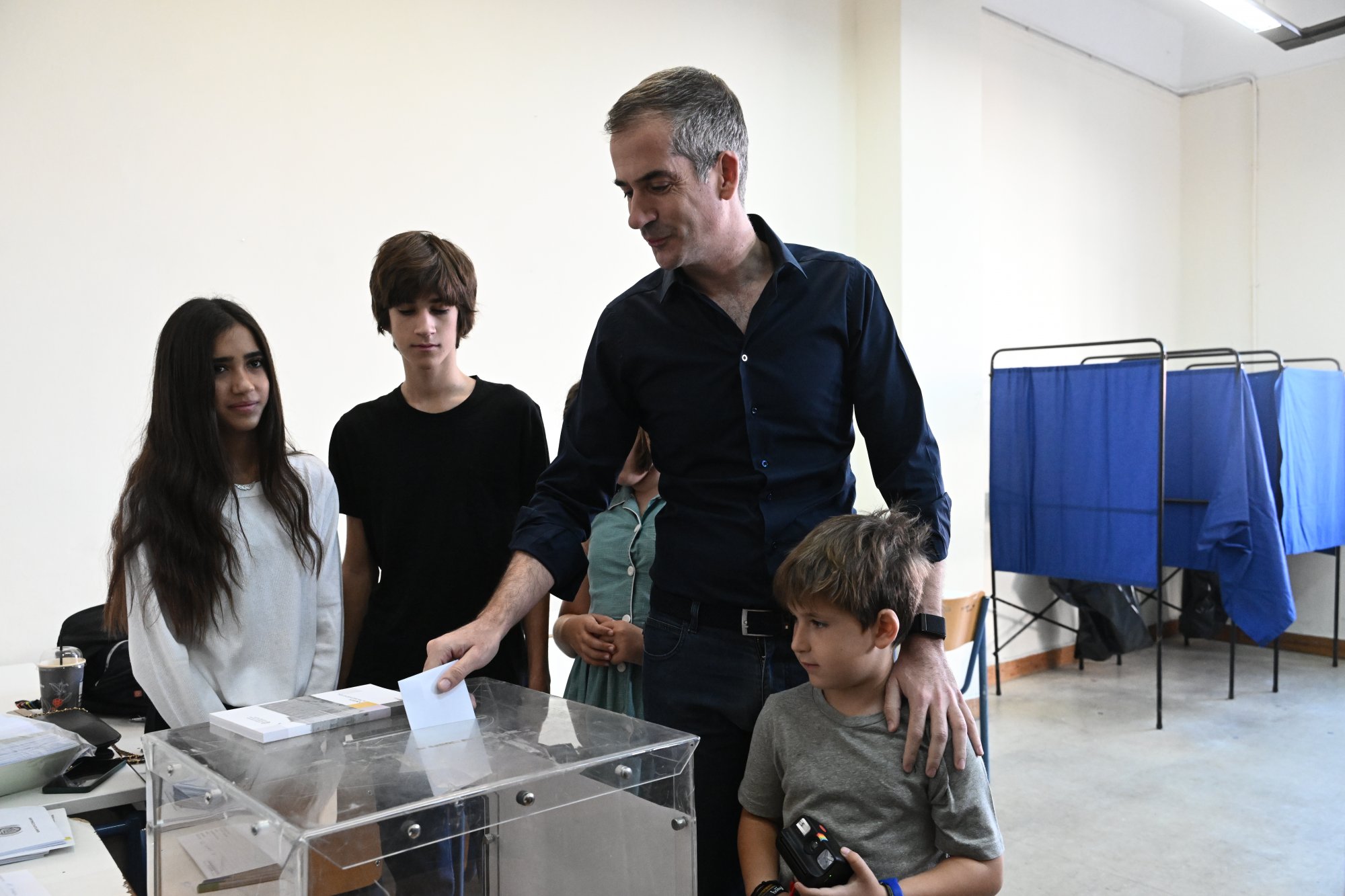 Αυτοδιοικητικές εκλογές: Σε άδεια κάλπη ψήφισε ο Μπακογιάννης -«Προτρέπω όλους πριν τη βόλτα τους να ψηφίσουν»