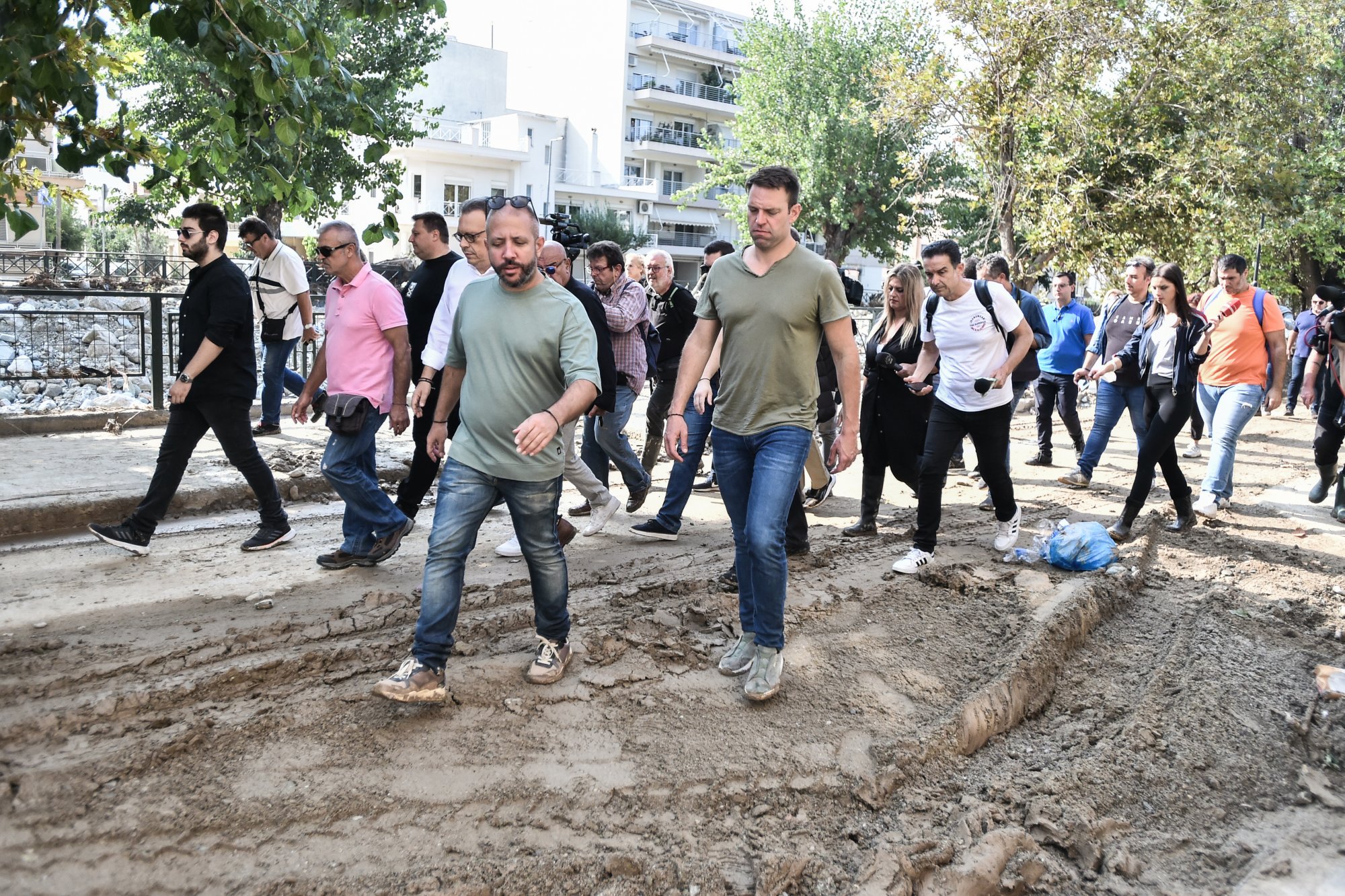 Στον Βόλο ο Κασσελάκης συναντήθηκε με επιτροπή αγώνα πολιτών - Ο διάλογος με πλημμυροπαθή μαθητή