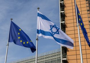 Η σημαία του Ισραήλ κυματίζει δίπλα από της Ευρωπαϊκής Ένωσης στις Βρυξέλλες