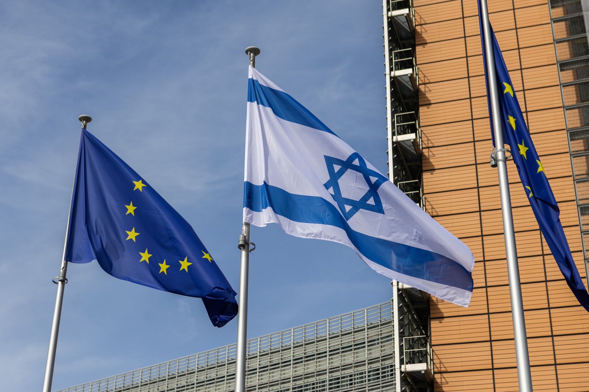 Η σημαία του Ισραήλ κυματίζει δίπλα από της Ευρωπαϊκής Ένωσης στις Βρυξέλλες