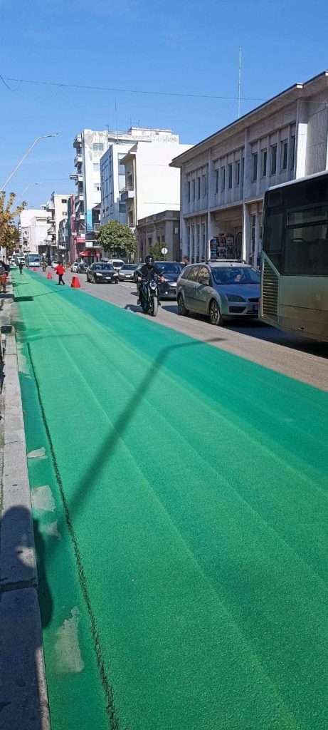 Βόλος: Μπορεί η πόλη να μην έχει νερό, αλλά τουλάχιστον έχει… χρωματιστό δρόμο