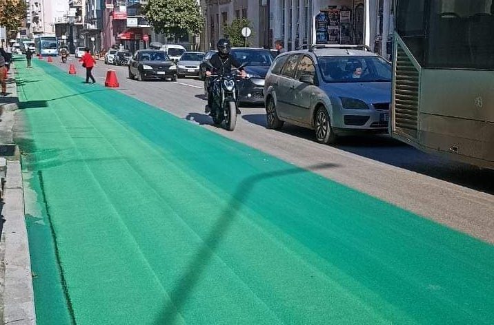 Βόλος: Μπορεί η πόλη να μην έχει νερό, αλλά τουλάχιστον έχει... χρωματιστό δρόμο