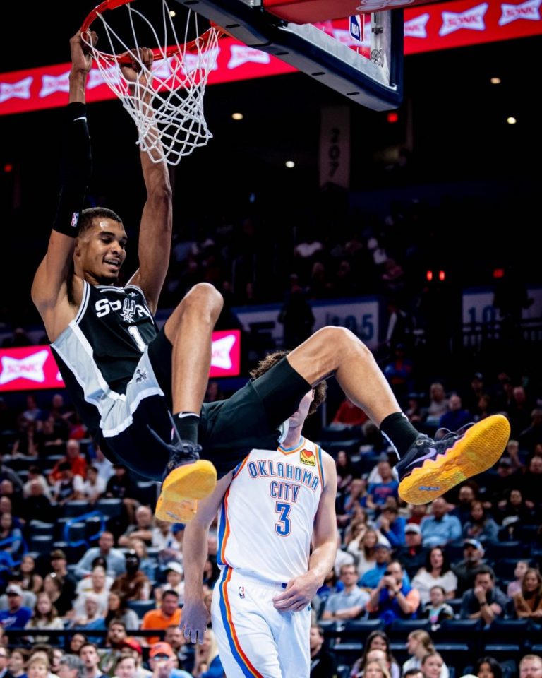 Ήττα των Σπερς στο ντεμπούτο του Γουεμπανιάμα (122-121) – Νίκες για Λέικερς (129-126) και Νικς (114-107)