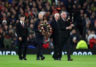 Η Μάντσεστερ Γιουνάιτεντ αποχαιρέτησε τον Μπόμπι Τσάρλτον (vid)