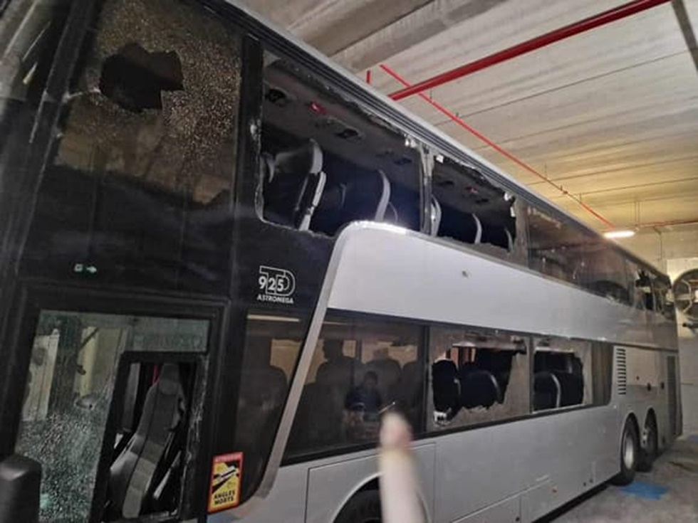 Εικόνες καταστροφής από την επίθεση και σε πούλμαν με οπαδούς της Λιόν – Έσπασαν όλα τα παράθυρα