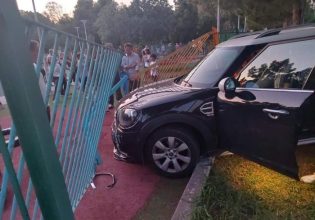 Βουλιαγμένη: Τροχαίο σε παιδική χαρά – ΙΧ έπεσε πάνω στα κάγκελα