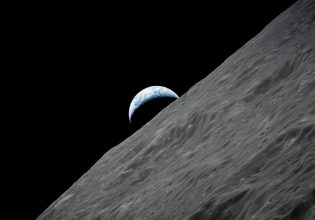 Σελήνη: Δείγματα των αποστολών Apollo ξαναγράφουν τη βιογραφία του φεγγαριού