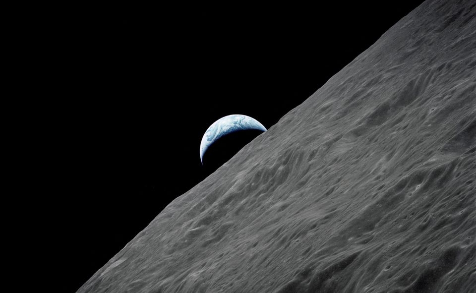 Σελήνη: Δείγματα των αποστολών Apollo ξαναγράφουν τη βιογραφία του φεγγαριού