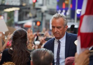 Ρόμπερτ Κένεντι Τζούνιορ: O Mεγάλος Κακός Λύκος των Κένεντι