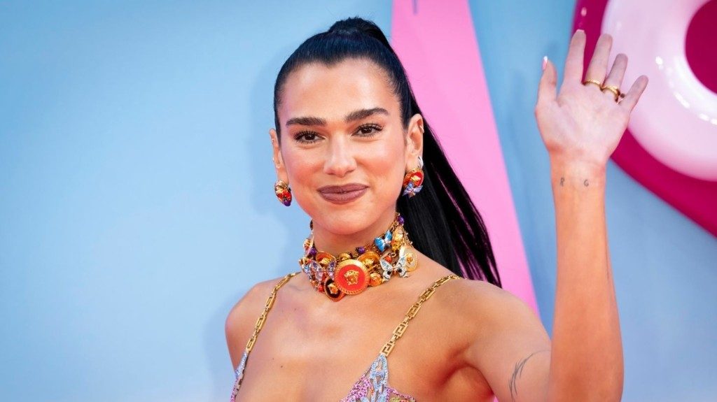 Ντούα Λίπα: Με κατακόκκινα λαμπερά μαλλιά