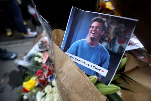 Θαυμαστές της σειράς Φιλαράκια αφήνουν λουλούδια και σημειώματα έξω από το τηλεοπτικό σπίτι του Μάθιου Πέρι