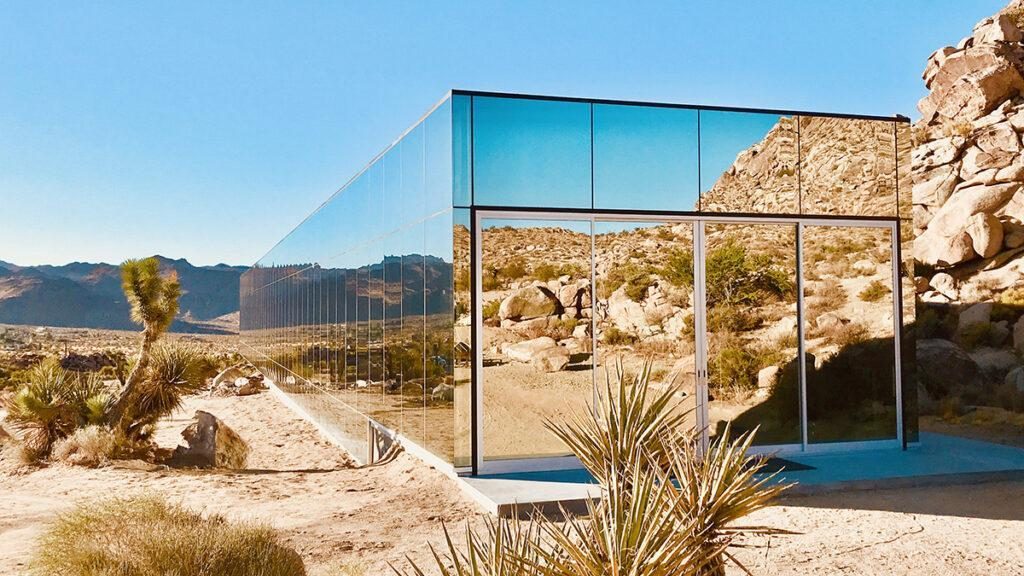 Βρίσκεται στην μέση της ερήμου και… είναι αόρατο – Αυτό είναι το διασημότερο σπίτι στον κόσμο