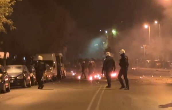 Σοβαρά επεισόδια με βροχή μολότοφ και χημικά στην Πανεπιστημιούπολη Ζωγράφου