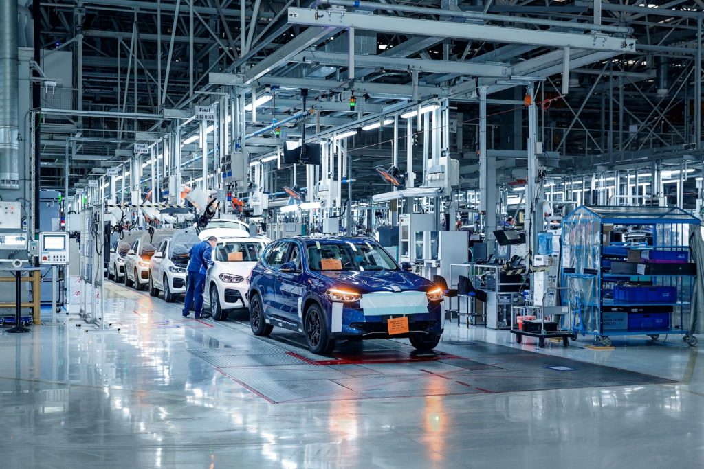 BMW: Πιθανός ο ισχυρός αντίκτυπος από τον «πόλεμο» των EV
