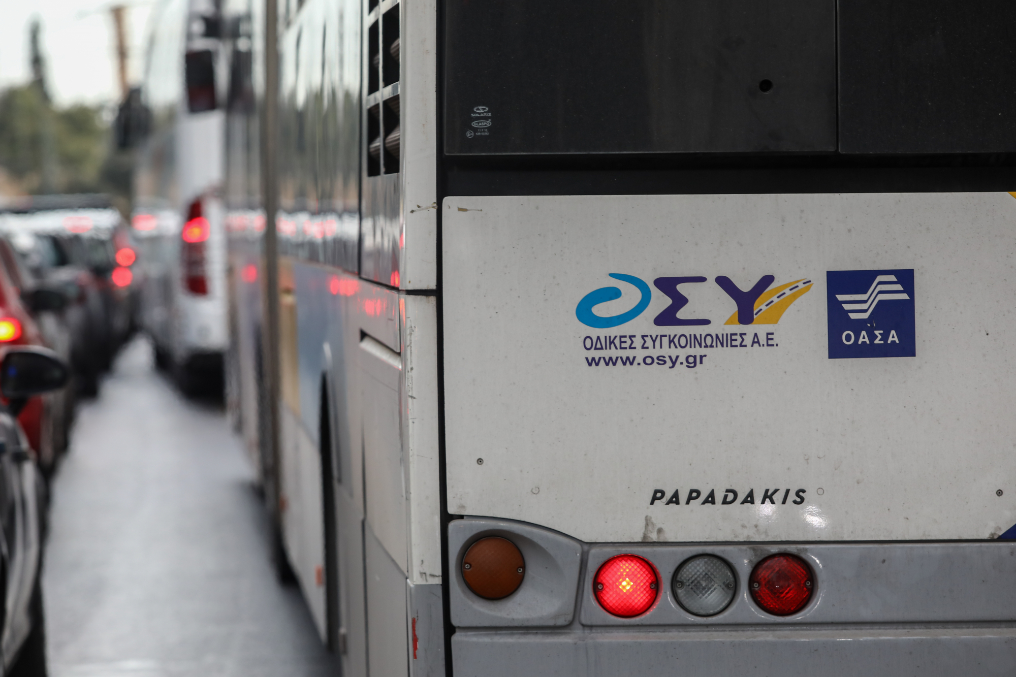 Επίθεση σε λεωφορείο στους Αγίους Αναργύρους: Πέταξαν γλάστρα - Η μαρτυρία του οδηγού