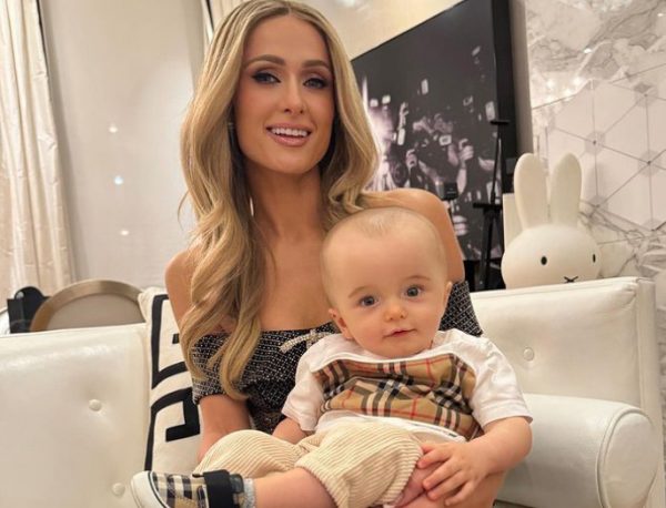 Η Πάρις Χίλτον απαντά στους haters για το κεφάλι του γιου της