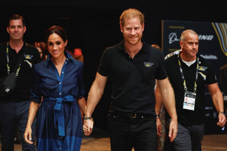 Η βασιλική οικογένεια προσπαθεί να σώσει τον πρίγκιπα Χάρι