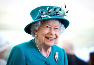 Η βασίλισσα Ελισάβετ κρύφτηκε πίσω από θάμνο για να μη μιλήσει στον Τσαουσέσκου