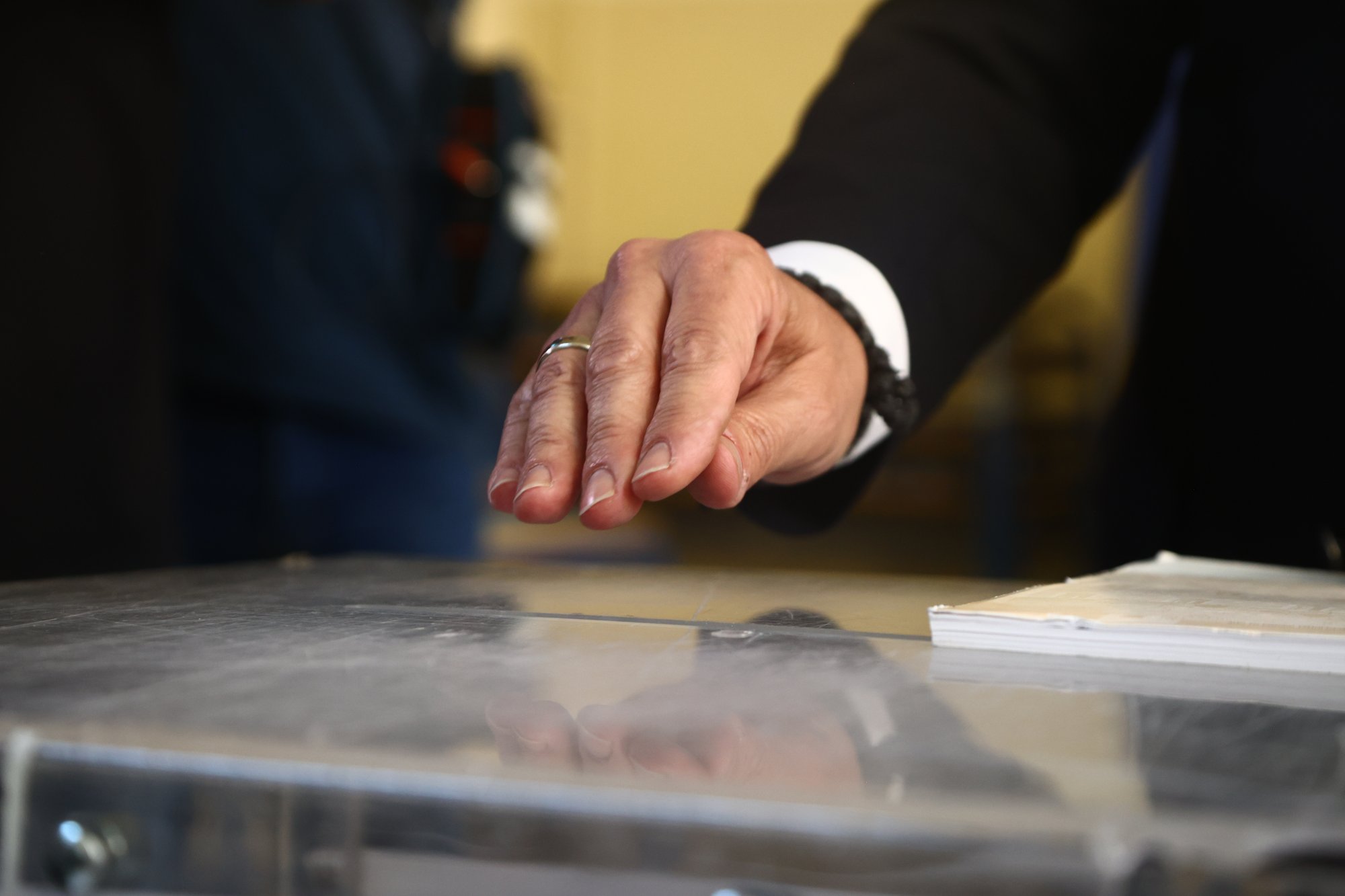 Εκλογές 2023: Έξω από το εκλογικό κέντρο συναντήθηκαν Κωνσταντίνος Ζέρβας και Σπύρος Πέγκας