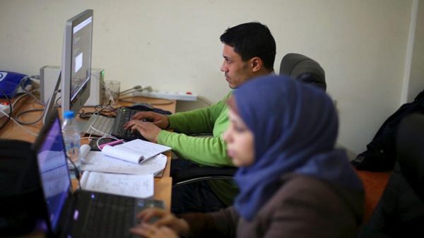 Αποκαθίσταται σταδιακά η τηλεφωνία και η πρόσβαση στο διαδίκτυο στη Λωρίδα της Γάζας