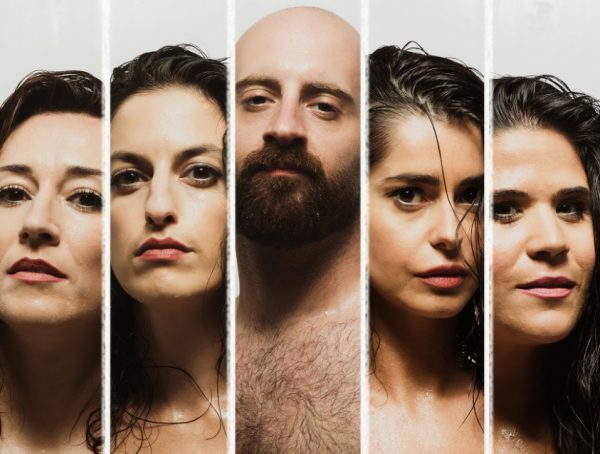 Η βραβευμένη «Σάουνα» για πρώτη φορά στη θεατρική σκηνή