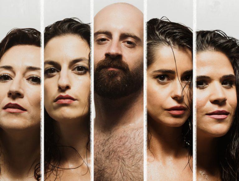 Η βραβευμένη «Σάουνα» για πρώτη φορά στη θεατρική σκηνή