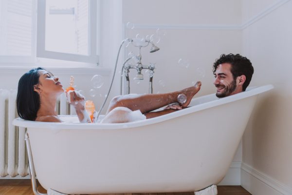 Δυο δυο στη μπανιέρα οι Βρετανοί για οικονομία – Σε ποιες πόλεις πλένονται λιγότερο