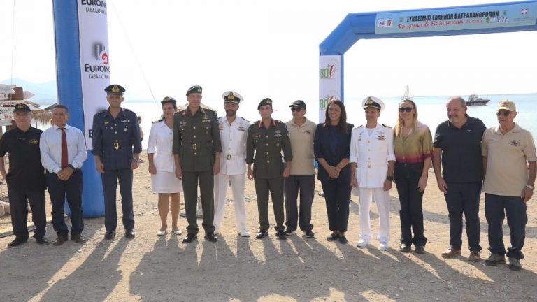 Ο Δήμαρχος Πειραιά Γιάννης Μώραλης στην εκδήλωση «Τρέχω και κολυμπώ με τους ΟΥΚ»  στην παραλία της  Φρεαττύδας