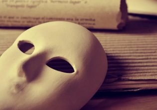 Όταν το θέαμα της πολιτικής υποκαθιστά την ίδια την πολιτική