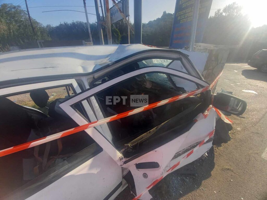 Τροχαίο στην Αθηνών – Σουνίου: Αυτοκίνητο καρφώθηκε σε τοίχο
