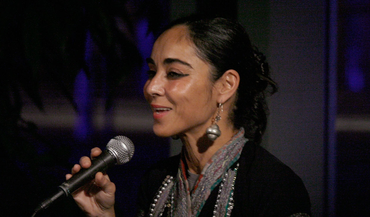 Η Ιρανή καλλιτέχνις Shirin Neshat είναι θυμωμένη – «Τα σώματα των γυναικών είναι μαχαίρια»
