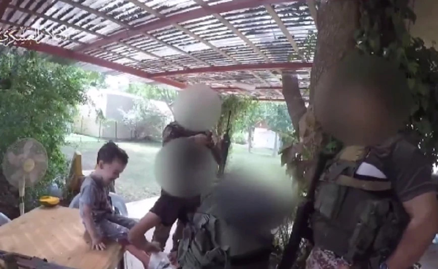 Ισραήλ: Η Χαμάς δίνει βίντεο με μαχητές της να φροντίζουν παιδιά στη Γάζα |  in.gr