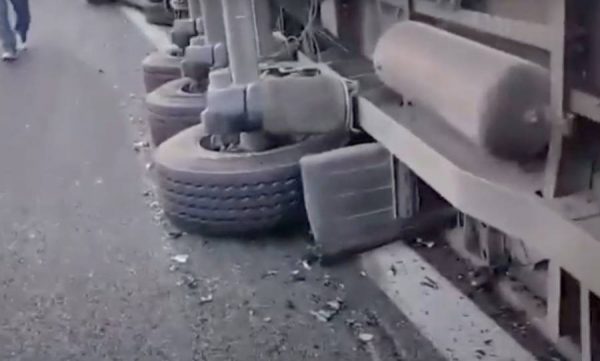 Έκλεισε η παλαιά εθνική οδός Αθηνών – Θηβών λόγω ανατροπής νταλίκας