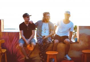 Τελικά πόσους φίλους αποκτά ένας άντρας στη ζωή του;