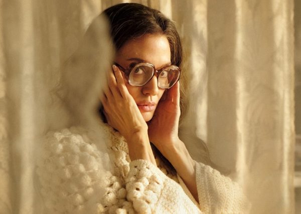 «Δίκασε» το Twitter για τη «μεταμόρφωση» της Αντζελίνα Τζολί σε… «Σωτηρία Μπέλλου»