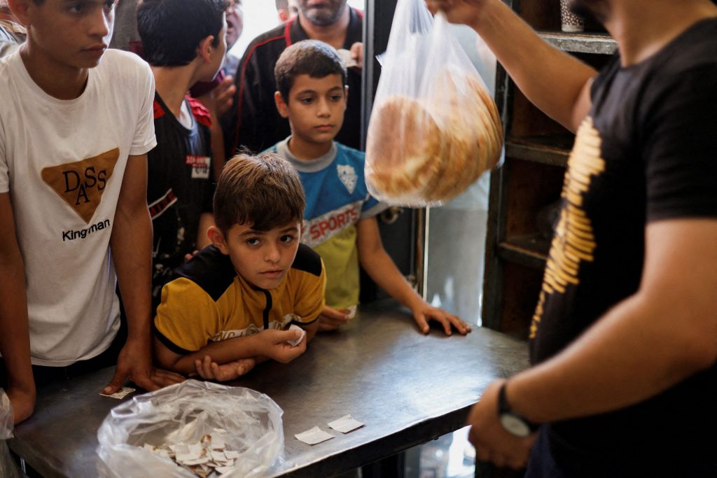 Λωρίδα της Γάζας: Τα αρτοποιεία ξεμένουν από ψωμί, «στερεύει» και το νερό
