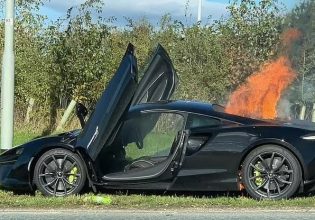 Βίντεο: Πολυτελές supercar €220.000 της McLaren… λαμπάδιασε σε 2 λεπτά παρθενικής κούρσας στην Αγγλία
