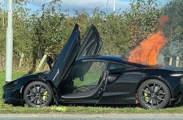 Video: A luxury McLaren car worth 220,000 euros… catches fire in two minutes of the first race in England