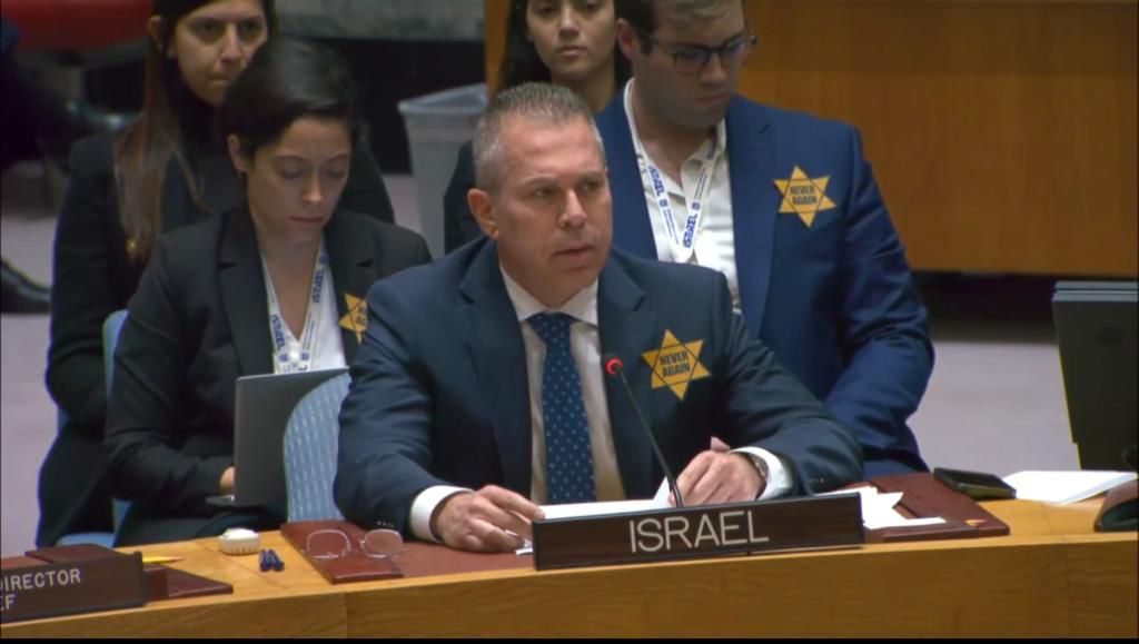 ΟΗΕ: Ο πρεσβευτής του Ισραήλ φόρεσε το κίτρινο αστέρι – «Θα το φοράμε μέχρι να ξυπνήσετε»