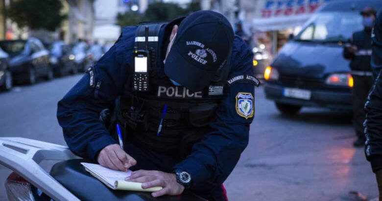 Θεσσαλονίκη: Δάγκωσε αστυνομικό όταν της έκοψε κλήση – «Ήταν αντίδραση της στιγμής»