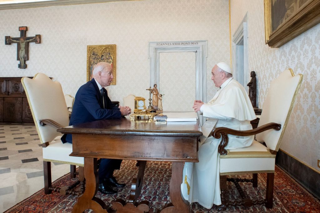 Ισραήλ: Ο Μπάιντεν συζήτησε με τον πάπα Φραγκίσκο «για μια διαρκή ειρήνη στη Μέση Ανατολή»